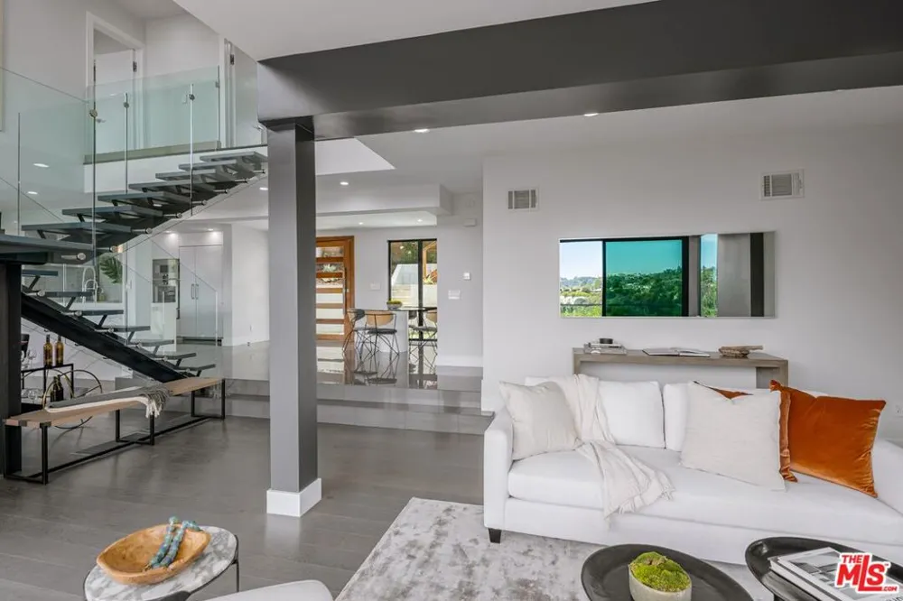 2000 Westridge Road Los Angeles, CA 90049