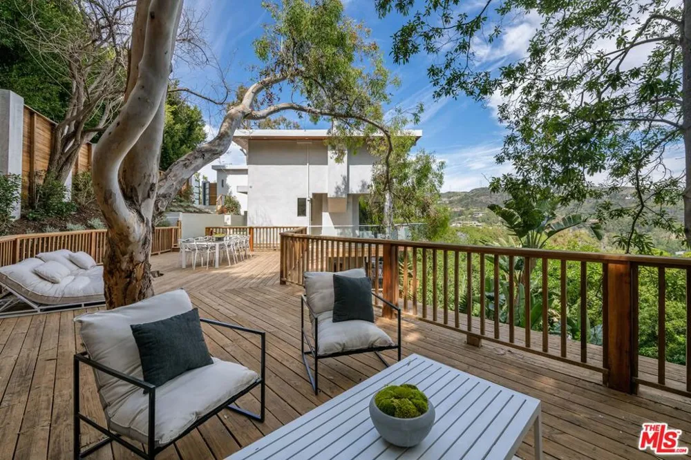 2000 Westridge Road Los Angeles, CA 90049