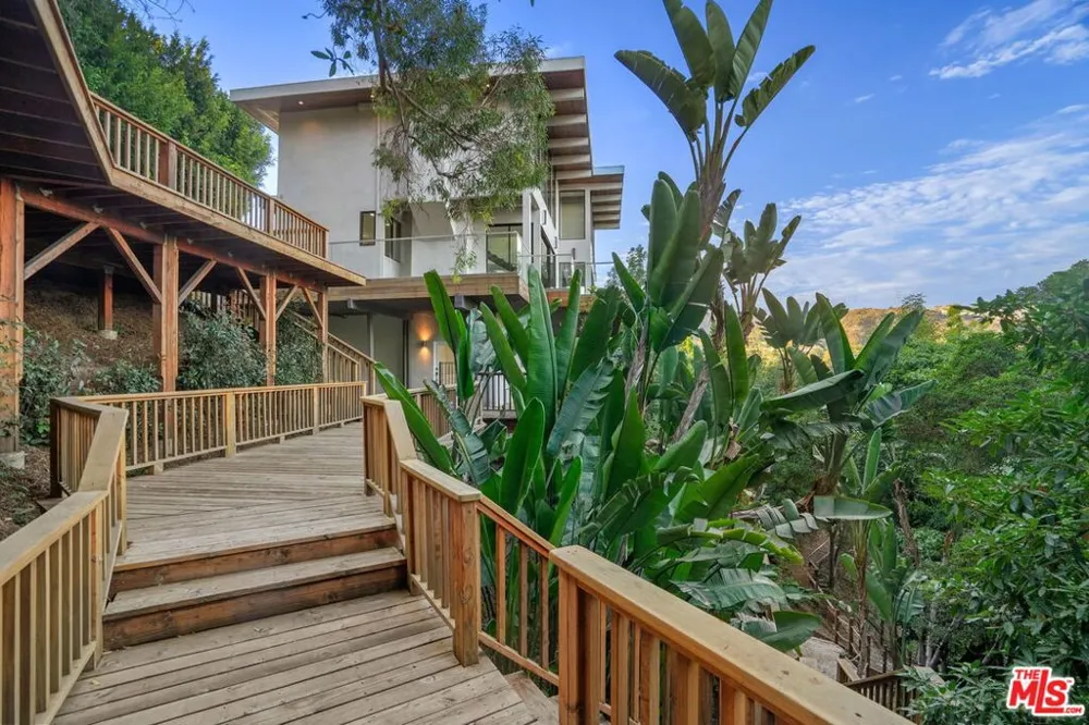 2000 Westridge Road Los Angeles, CA 90049