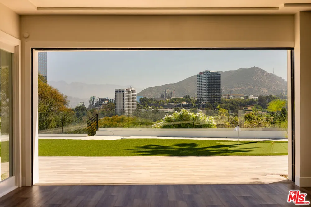 10901 Terryview Drive Studio City, CA 91604