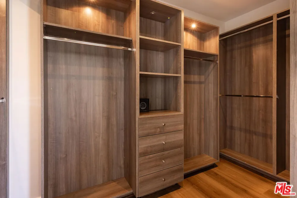10901 Terryview Drive Studio City, CA 91604