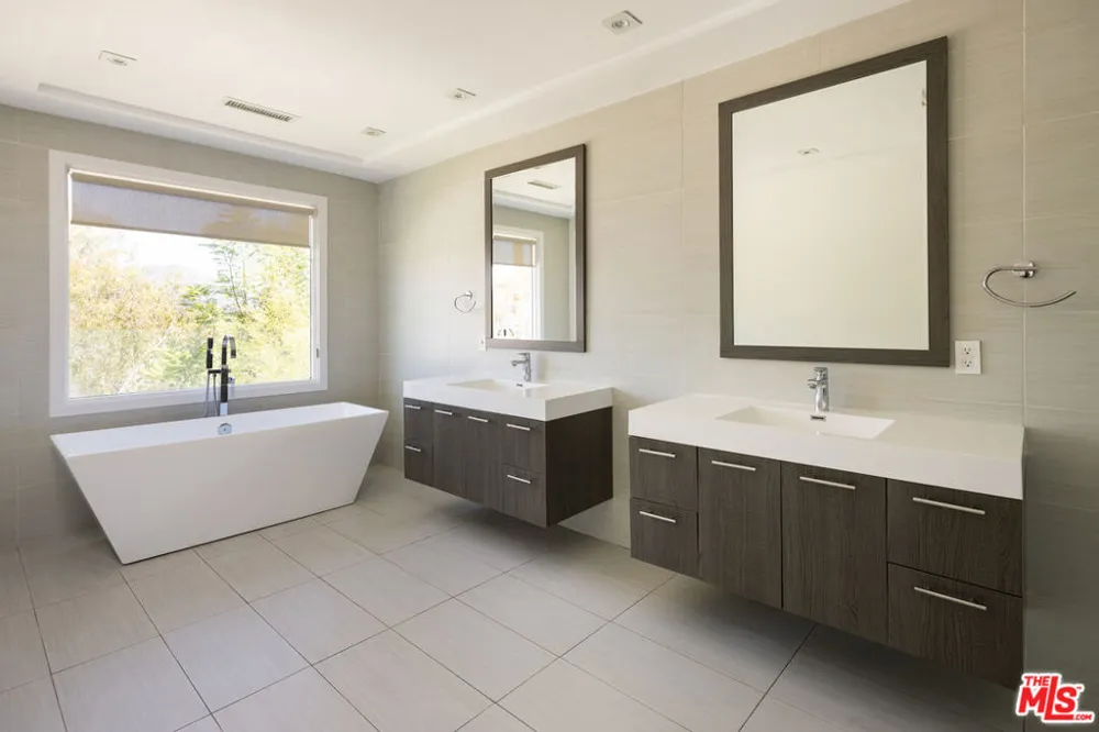 10901 Terryview Drive Studio City, CA 91604