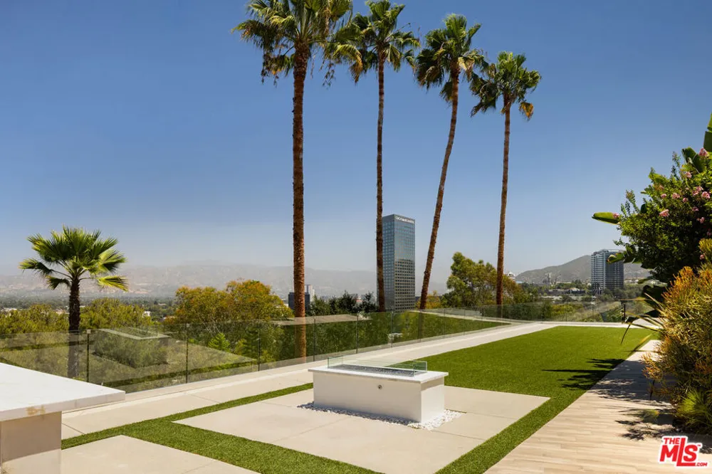10901 Terryview Drive Studio City, CA 91604