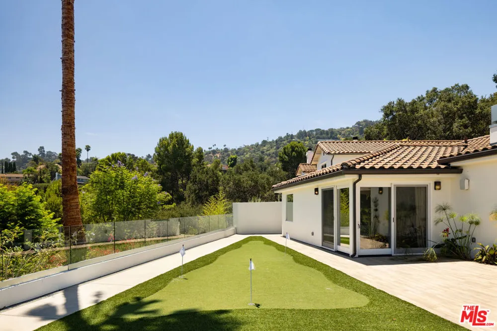 10901 Terryview Drive Studio City, CA 91604