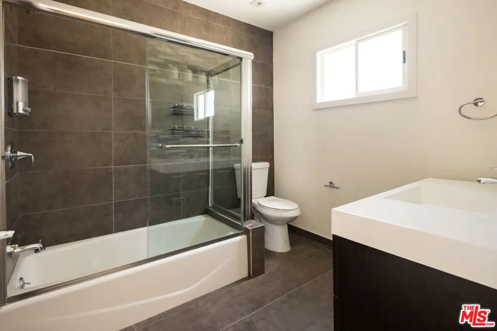 10901 Terryview Drive Studio City, CA 91604