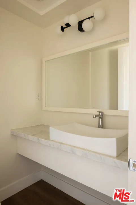10901 Terryview Drive Studio City, CA 91604