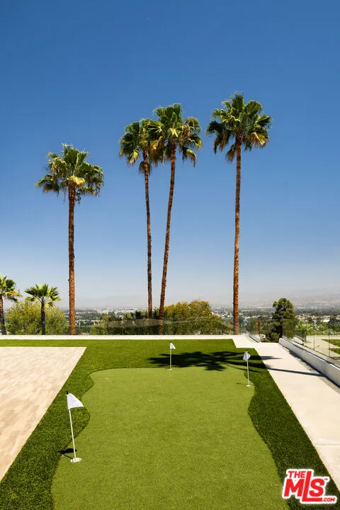 10901 Terryview Drive Studio City, CA 91604