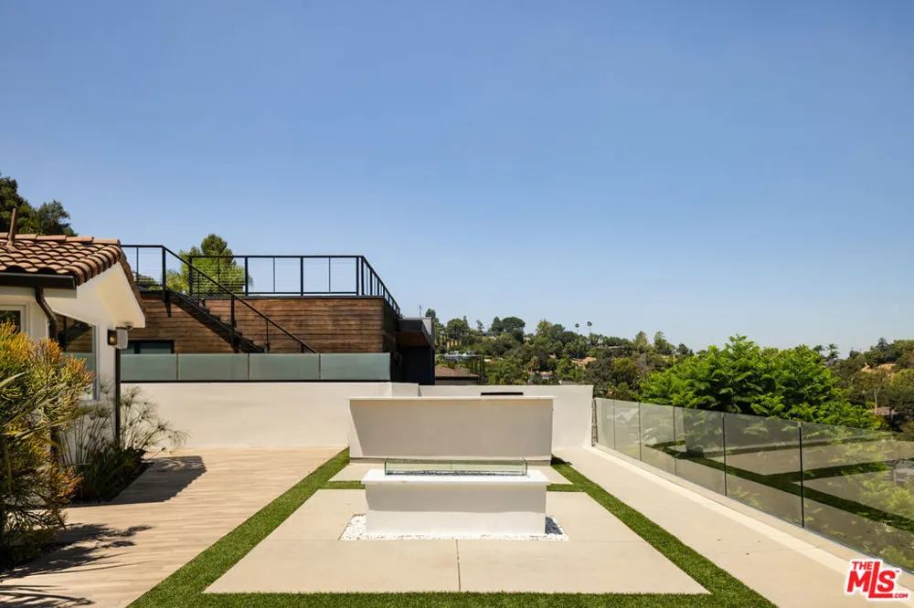 10901 Terryview Drive Studio City, CA 91604
