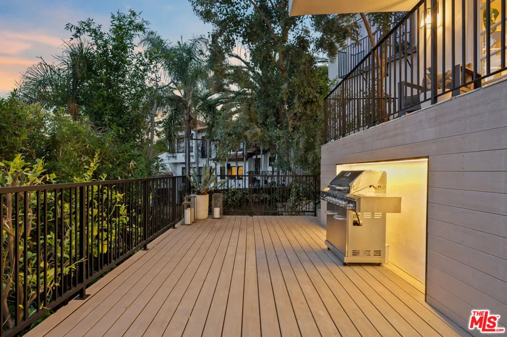 8276 Woodshill Trail Los Angeles, CA 90069