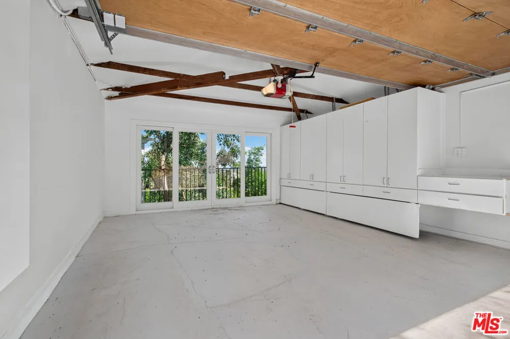 8276 Woodshill Trail Los Angeles, CA 90069