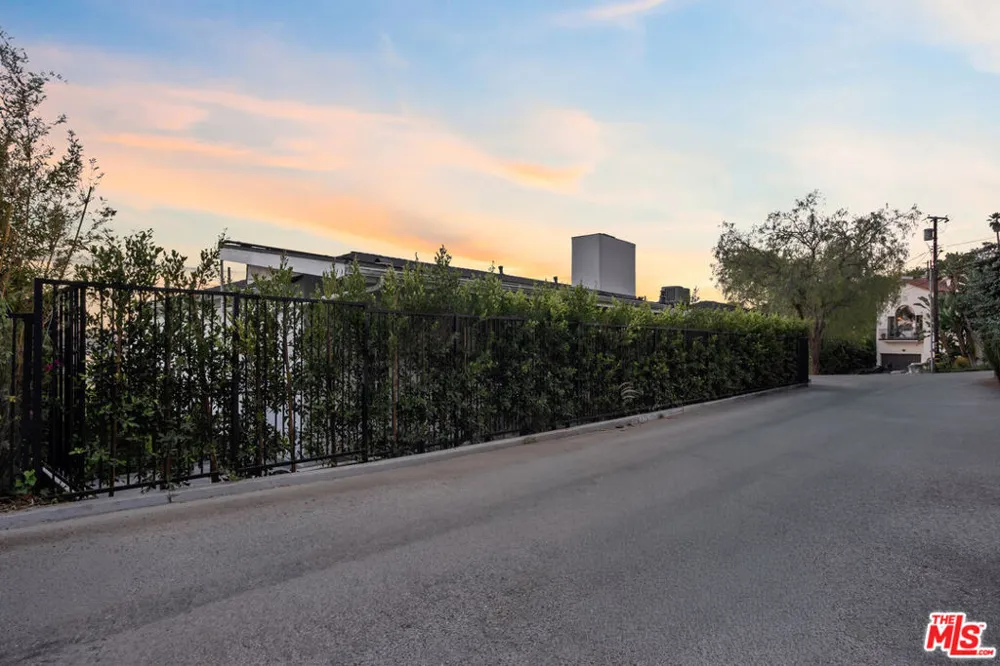 8276 Woodshill Trail Los Angeles, CA 90069
