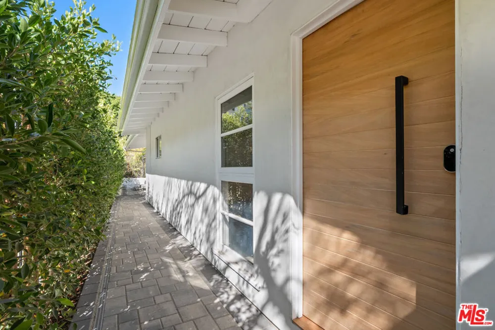 8276 Woodshill Trail Los Angeles, CA 90069
