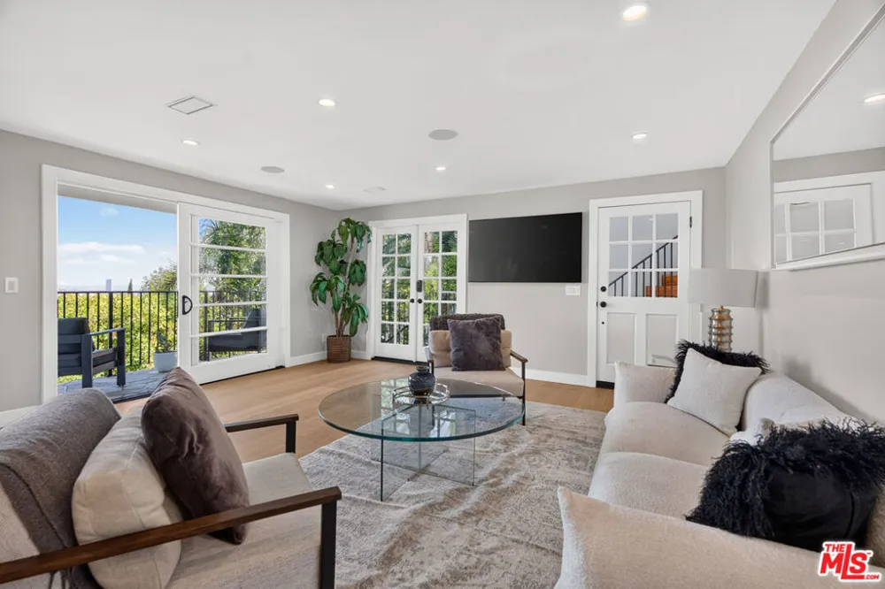 8276 Woodshill Trail Los Angeles, CA 90069