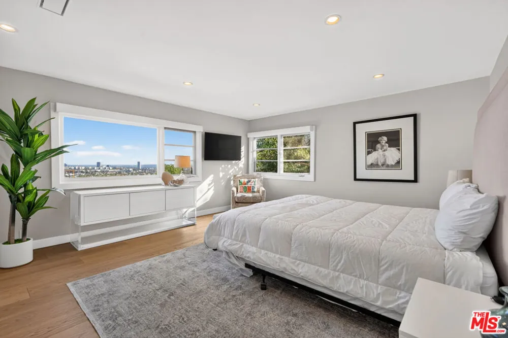 8276 Woodshill Trail Los Angeles, CA 90069