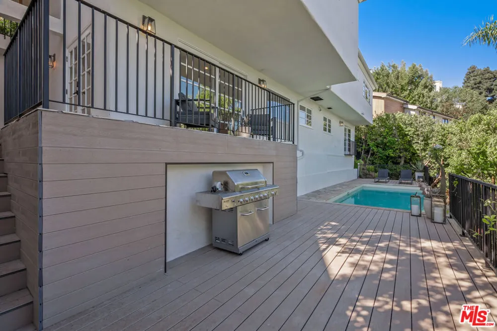 8276 Woodshill Trail Los Angeles, CA 90069