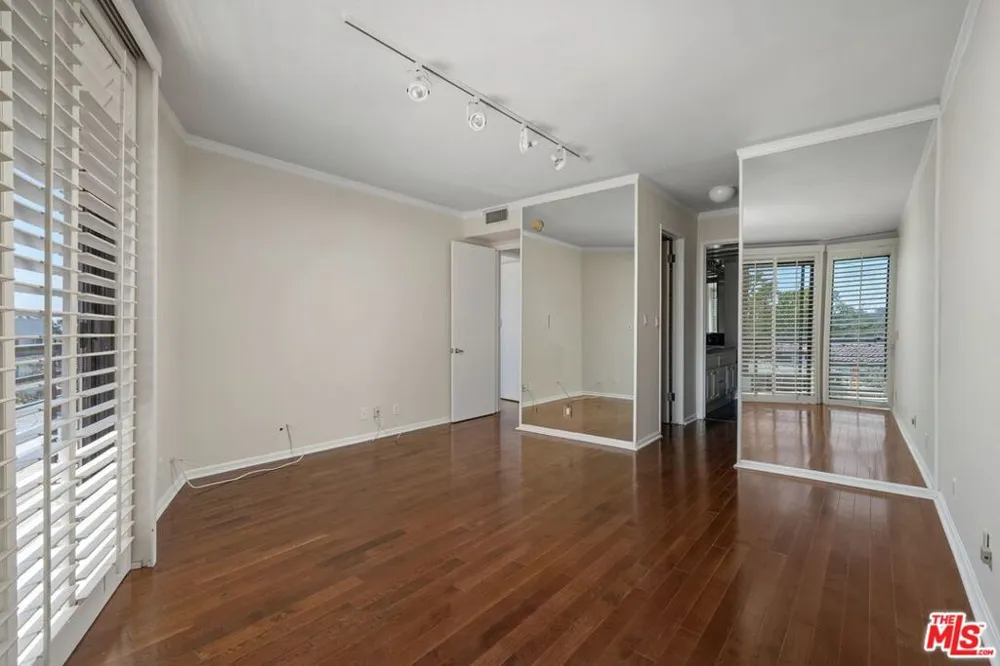 1360 S Beverly Glen Boulevard #PH301 Los Angeles, CA 90024