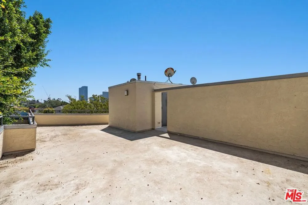 1360 S Beverly Glen Boulevard #PH301 Los Angeles, CA 90024