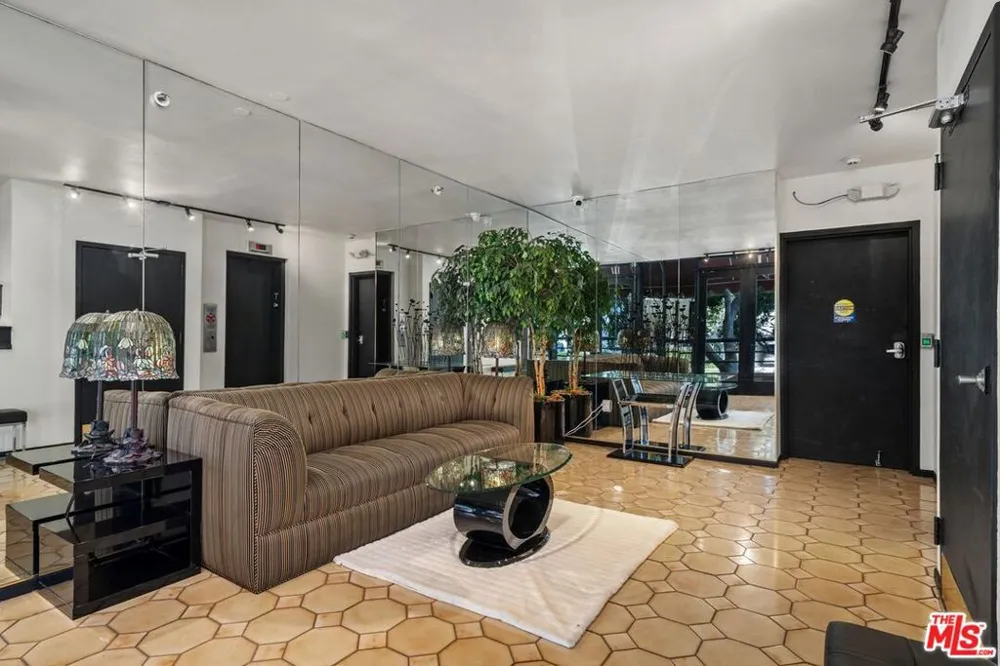 1360 S Beverly Glen Boulevard #PH301 Los Angeles, CA 90024
