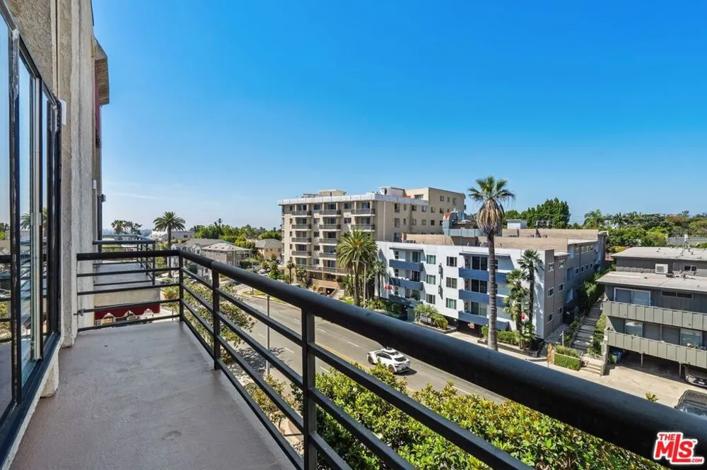1360 S Beverly Glen Boulevard #PH301 Los Angeles, CA 90024