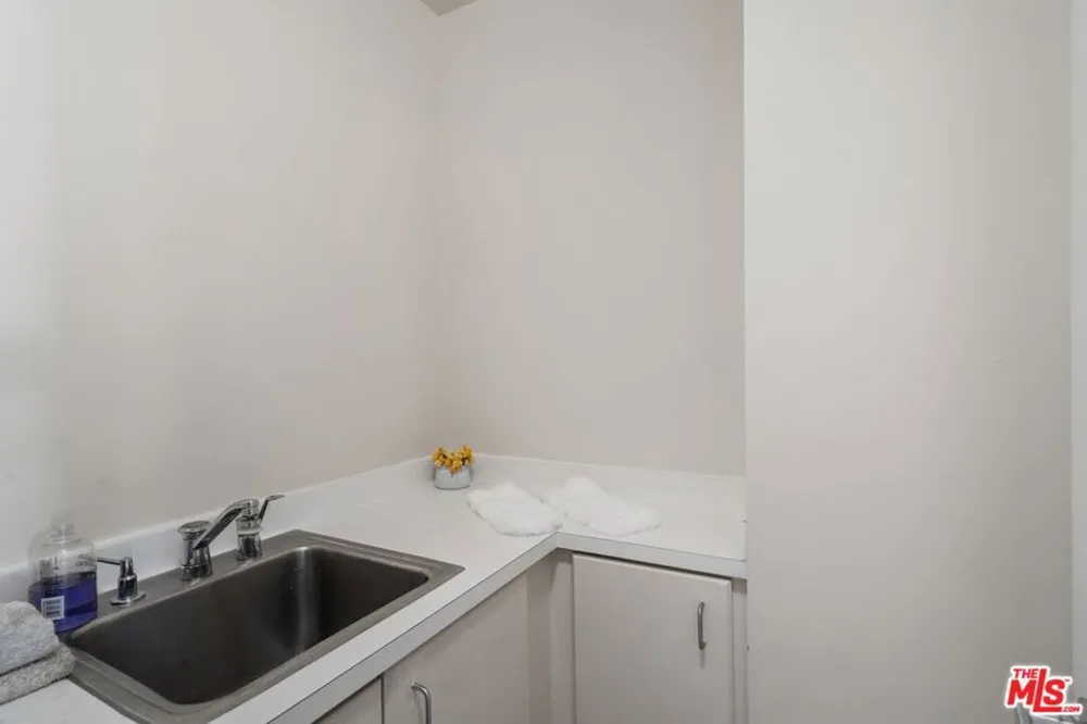 1360 S Beverly Glen Boulevard #PH301 Los Angeles, CA 90024