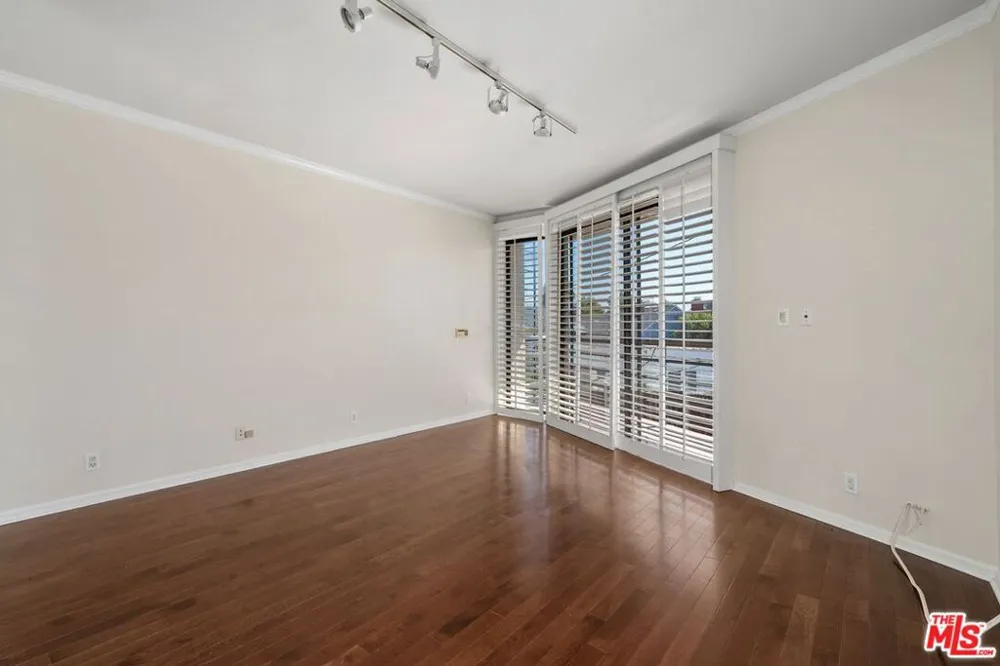 1360 S Beverly Glen Boulevard #PH301 Los Angeles, CA 90024