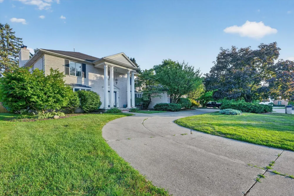 38921 Santa Barbara Street Clinton, MI 48036