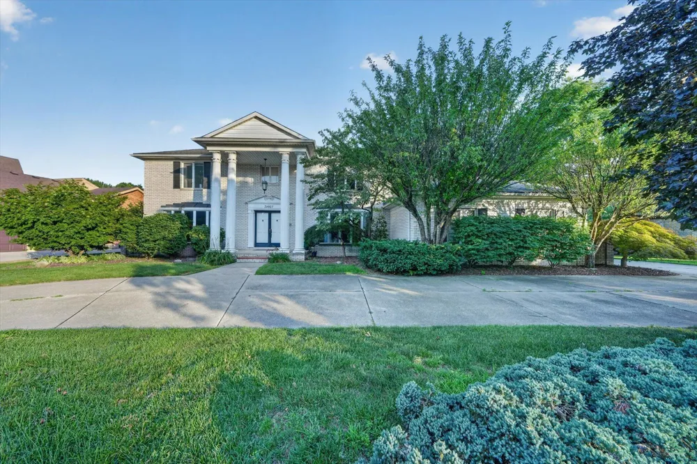38921 Santa Barbara Street Clinton, MI 48036