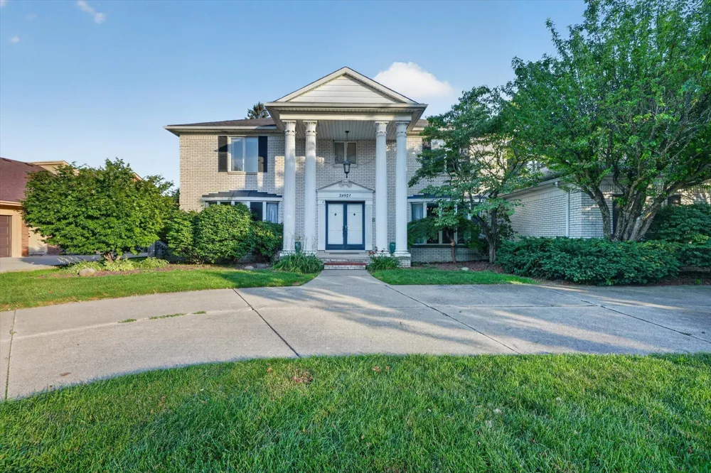 38921 Santa Barbara Street Clinton, MI 48036