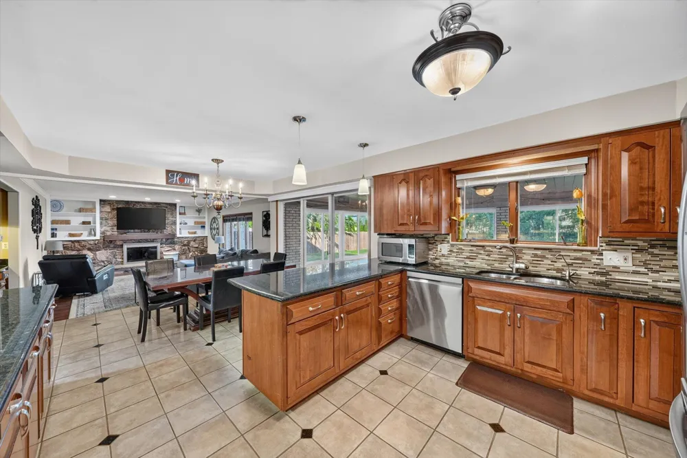 38921 Santa Barbara Street Clinton, MI 48036