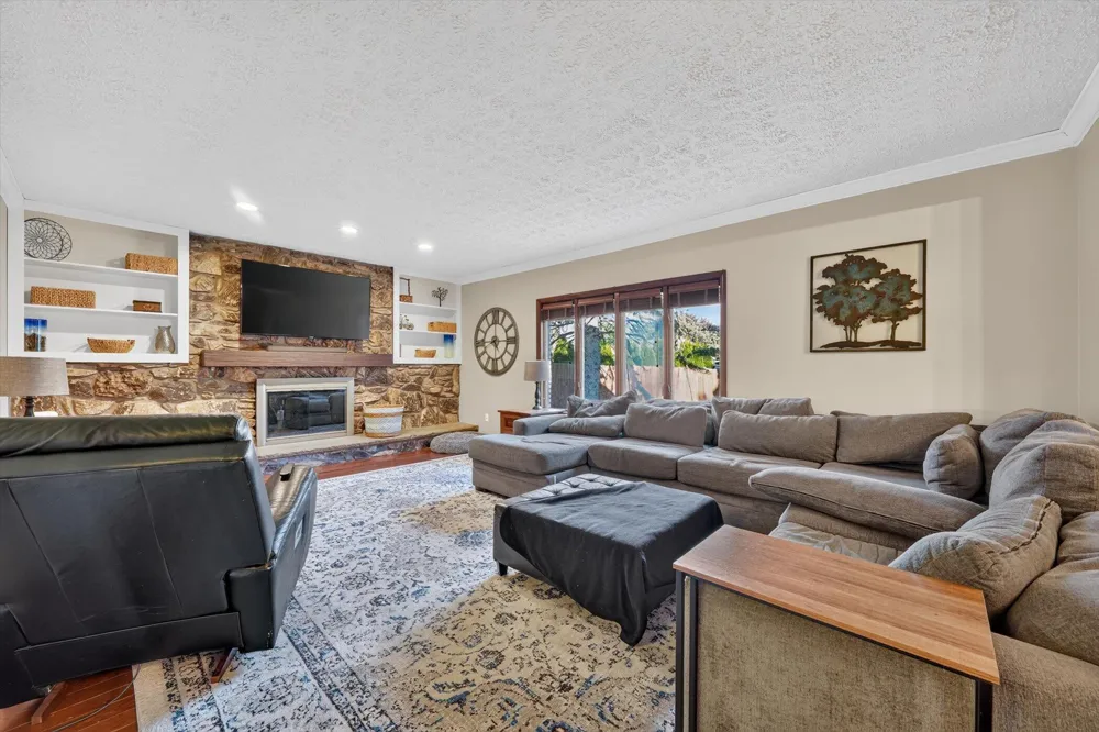 38921 Santa Barbara Street Clinton, MI 48036