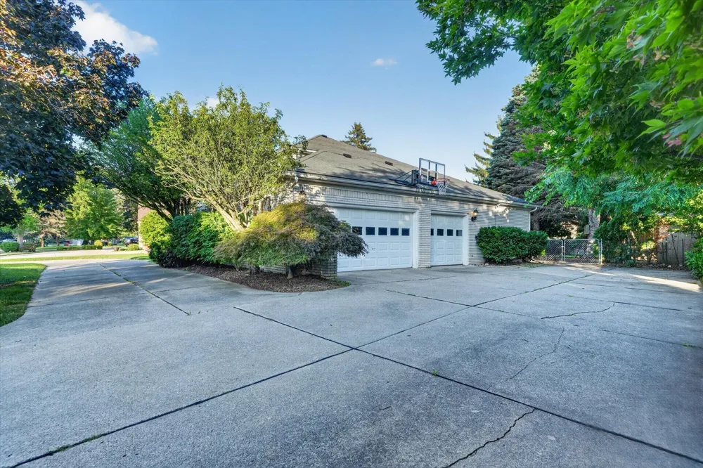 38921 Santa Barbara Street Clinton, MI 48036
