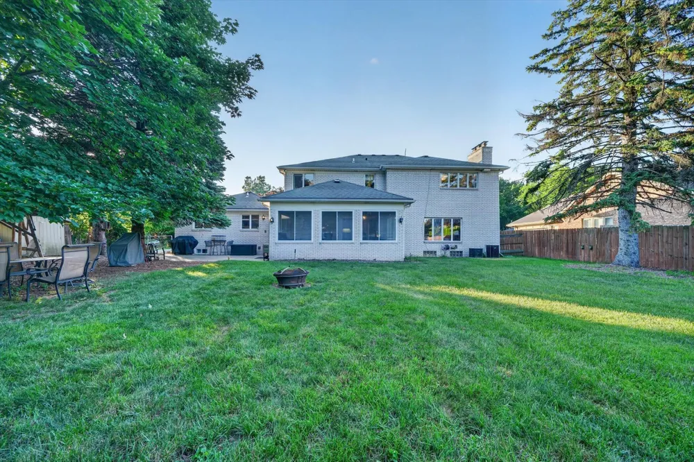 38921 Santa Barbara Street Clinton, MI 48036