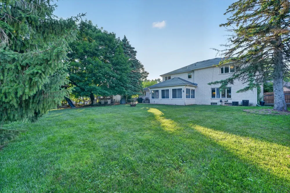 38921 Santa Barbara Street Clinton, MI 48036