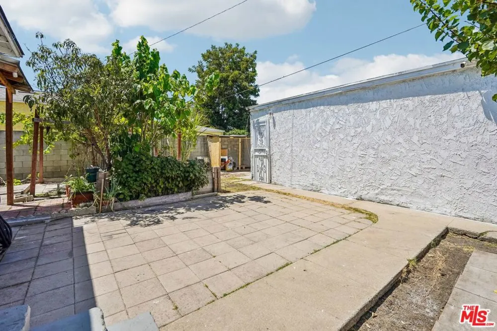 901 W Brazil Street Compton, CA 90220