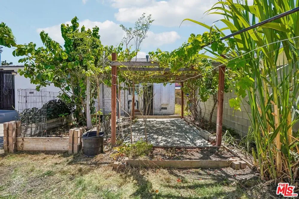901 W Brazil Street Compton, CA 90220