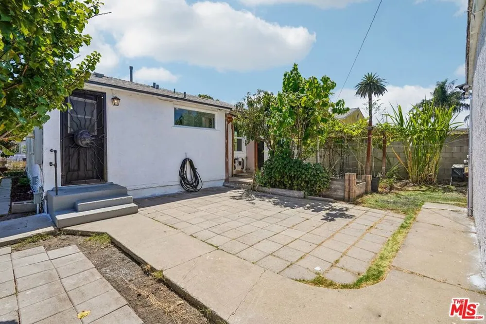 901 W Brazil Street Compton, CA 90220