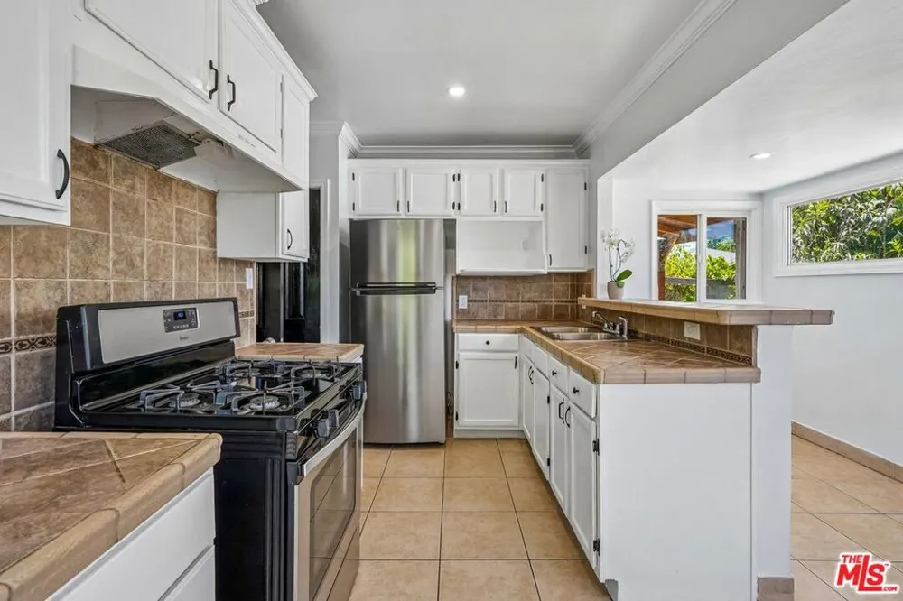 901 W Brazil Street Compton, CA 90220