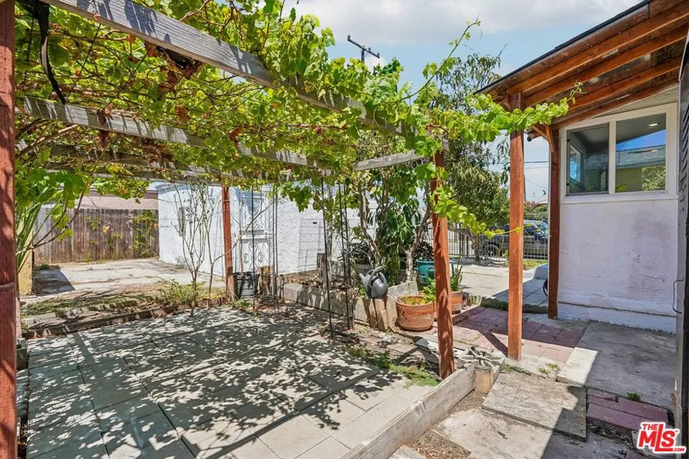 901 W Brazil Street Compton, CA 90220