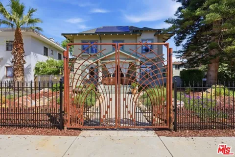 2624 Van Buren Place