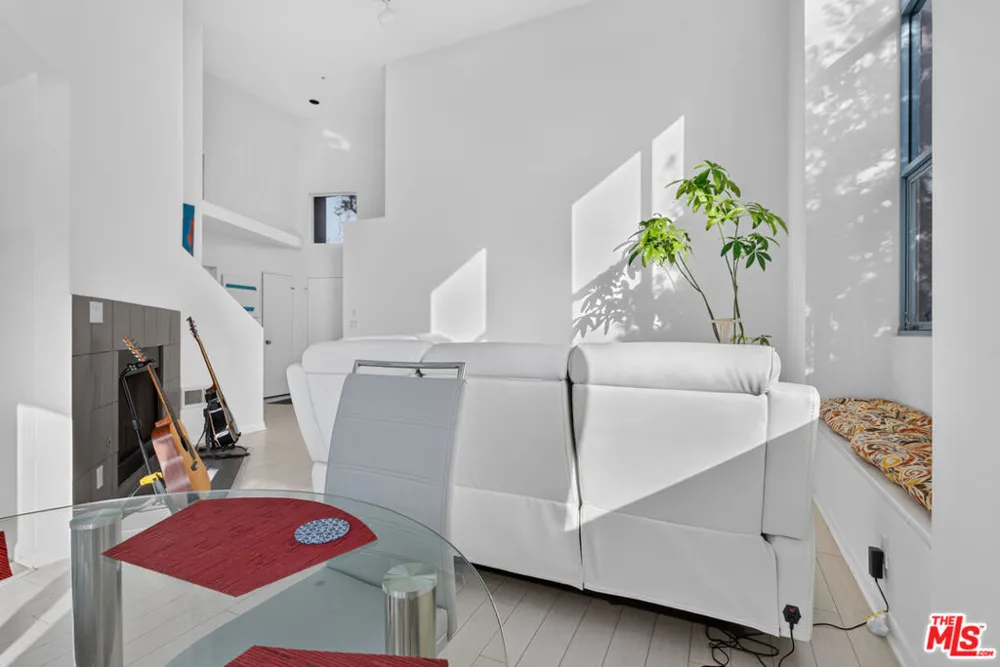 1511 16th Street #201 Santa Monica, CA 90404