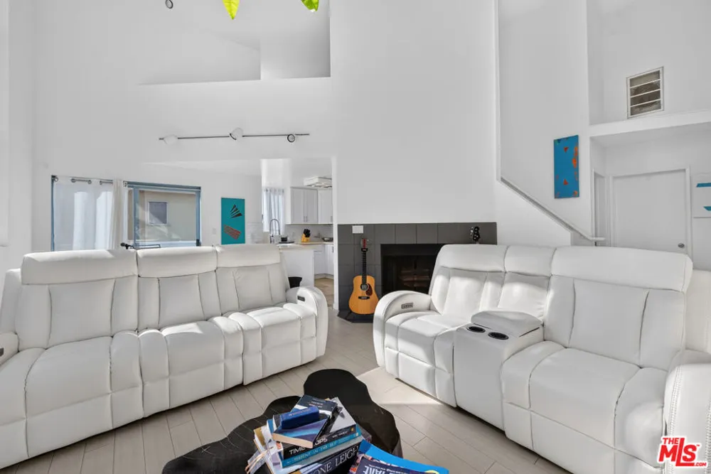 1511 16th Street #201 Santa Monica, CA 90404