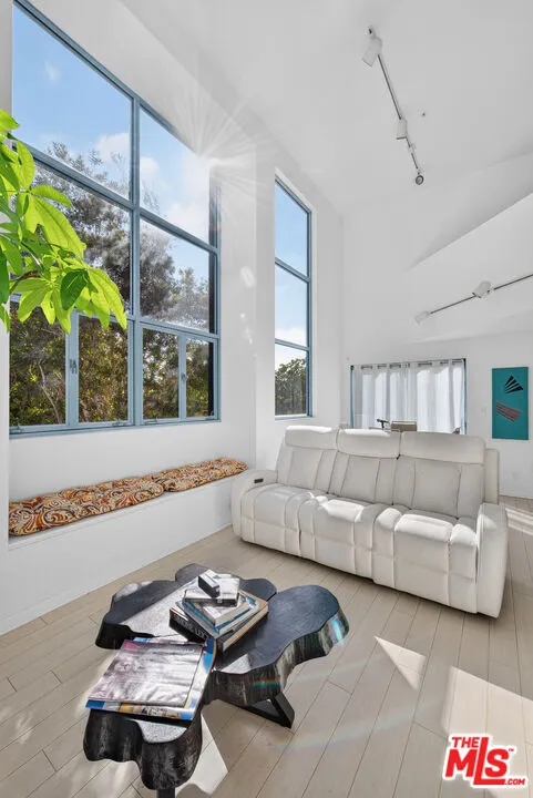 1511 16th Street #201 Santa Monica, CA 90404