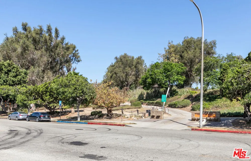 5600 Kensington Way #104 Culver City, CA 90230