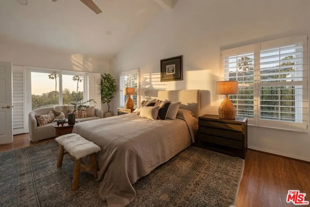 15330 Del Gado Drive Los Angeles, CA 91403