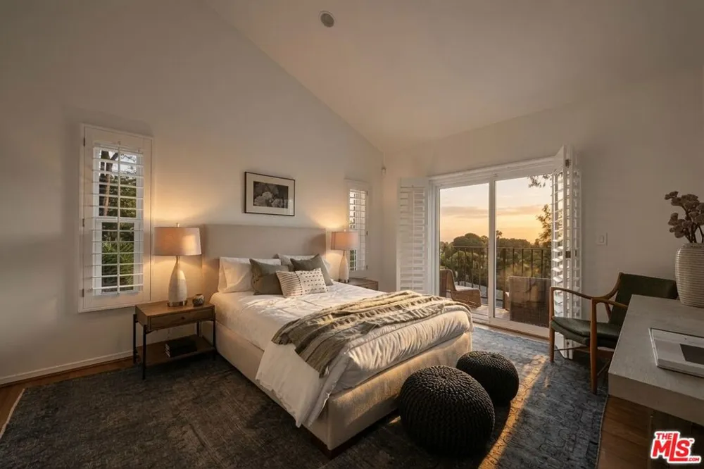 15330 Del Gado Drive Los Angeles, CA 91403