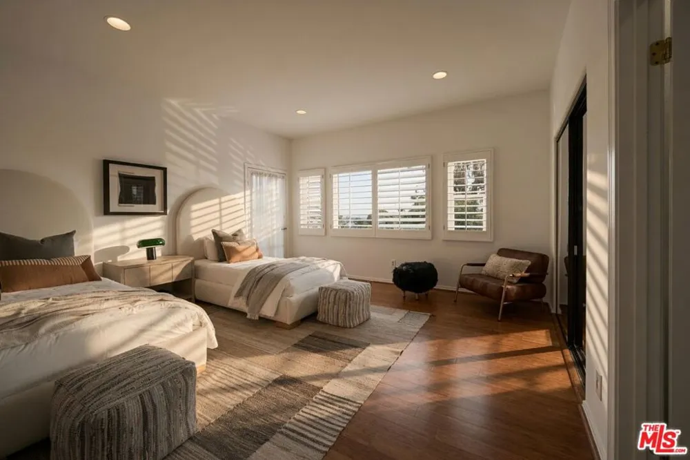 15330 Del Gado Drive Los Angeles, CA 91403