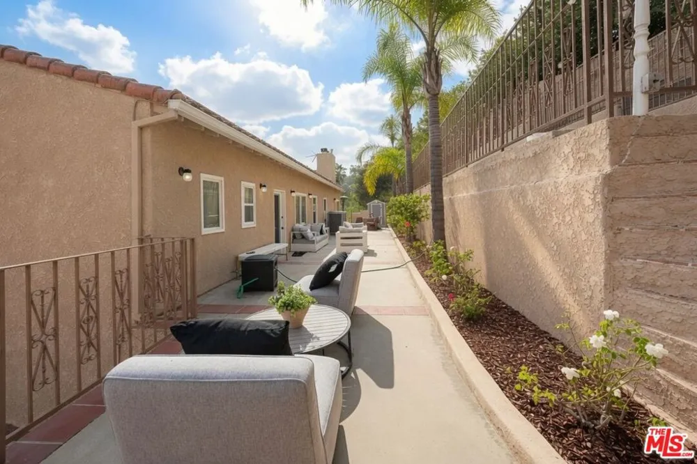 15330 Del Gado Drive Los Angeles, CA 91403