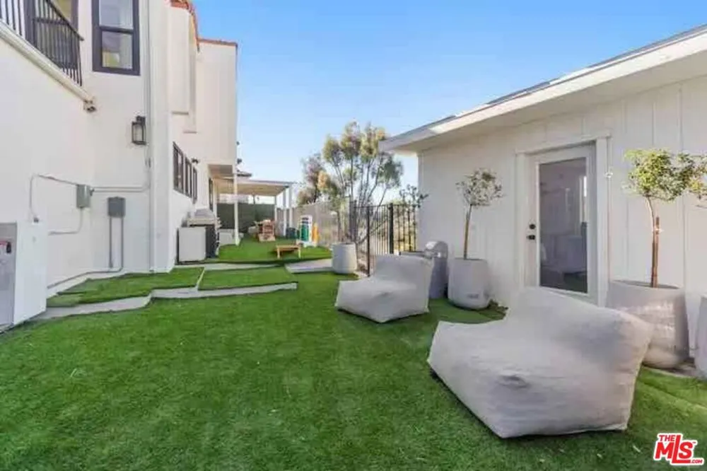 4243 Don Carlos Drive Los Angeles, CA 90008