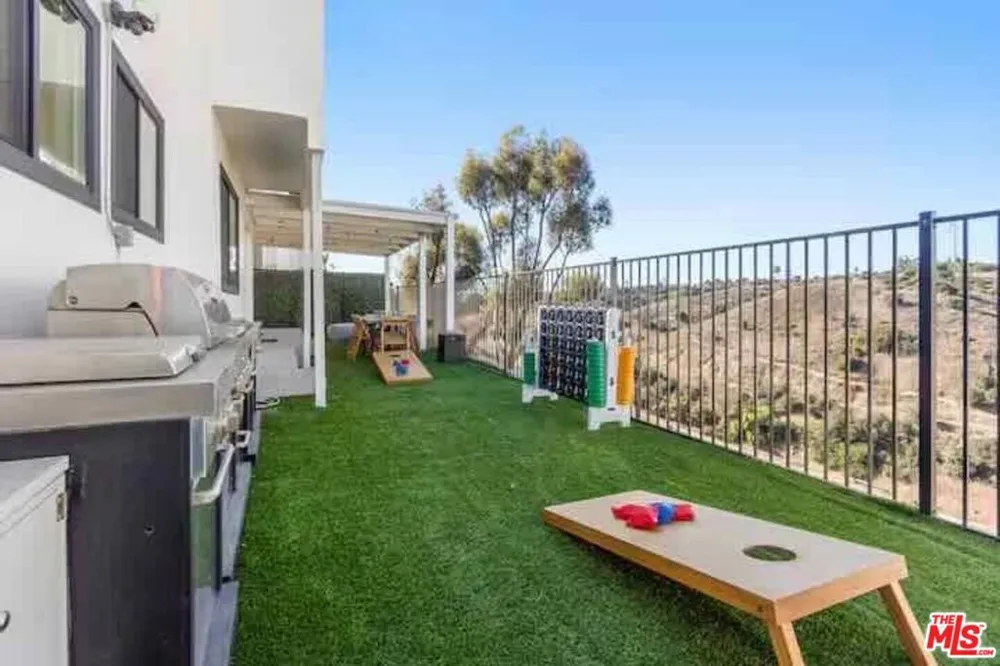 4243 Don Carlos Drive Los Angeles, CA 90008