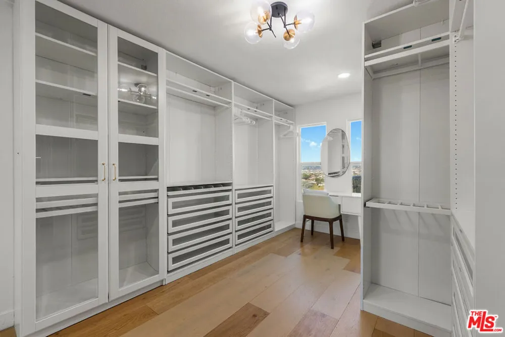 4243 Don Carlos Drive Los Angeles, CA 90008